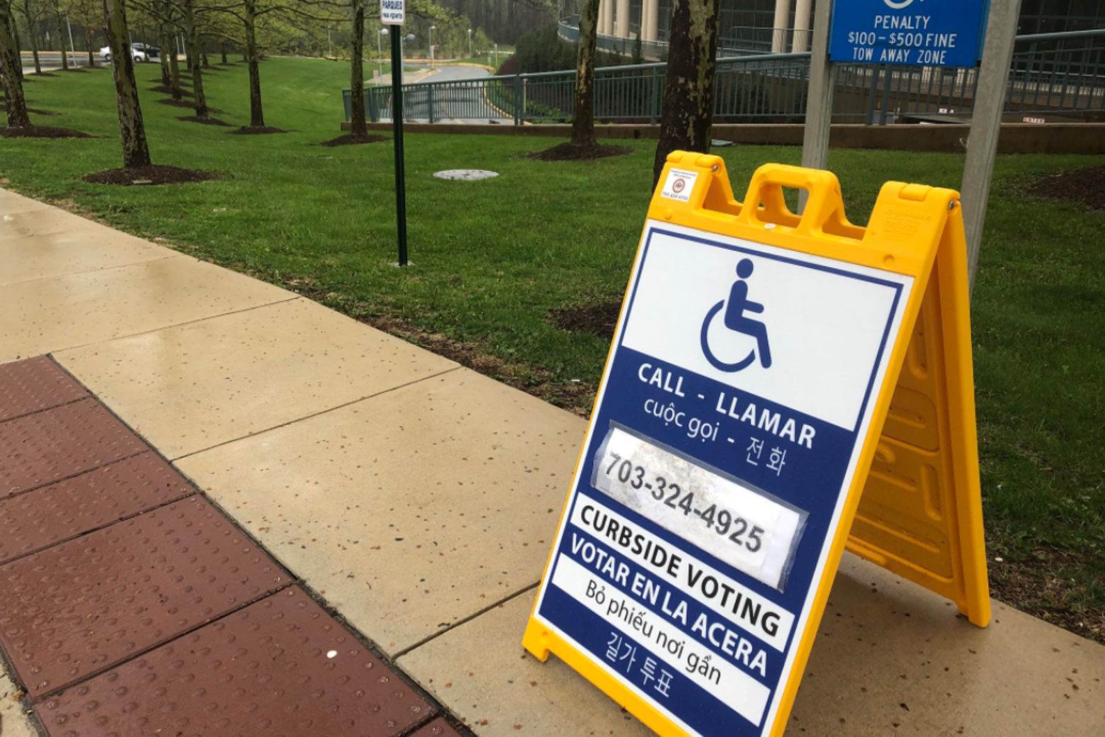 For those who need it, there is also curbside voting. (WTOP/Max Smith)
