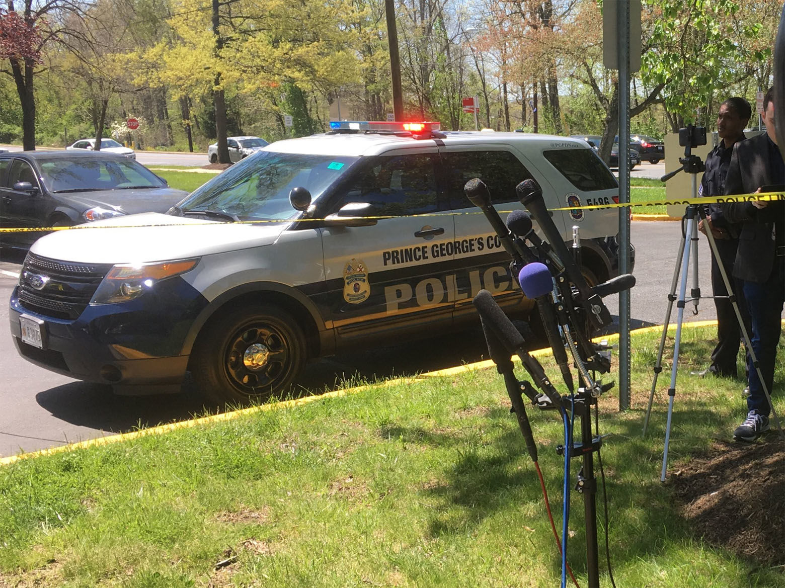 Prince George's County police investigate an officer-involved shooting at an apartment complex on Cherrywood Lane in Greenbelt (WTOP/Mike Murillo)