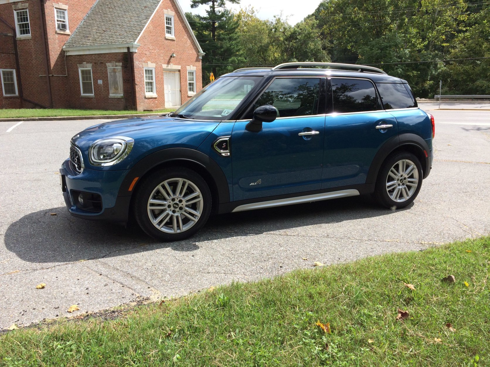 The optional Island Blue looks sharp, especially with the black roof and mirrors, which make this Mini look smaller than it is. (WTOP/Mike Parris)