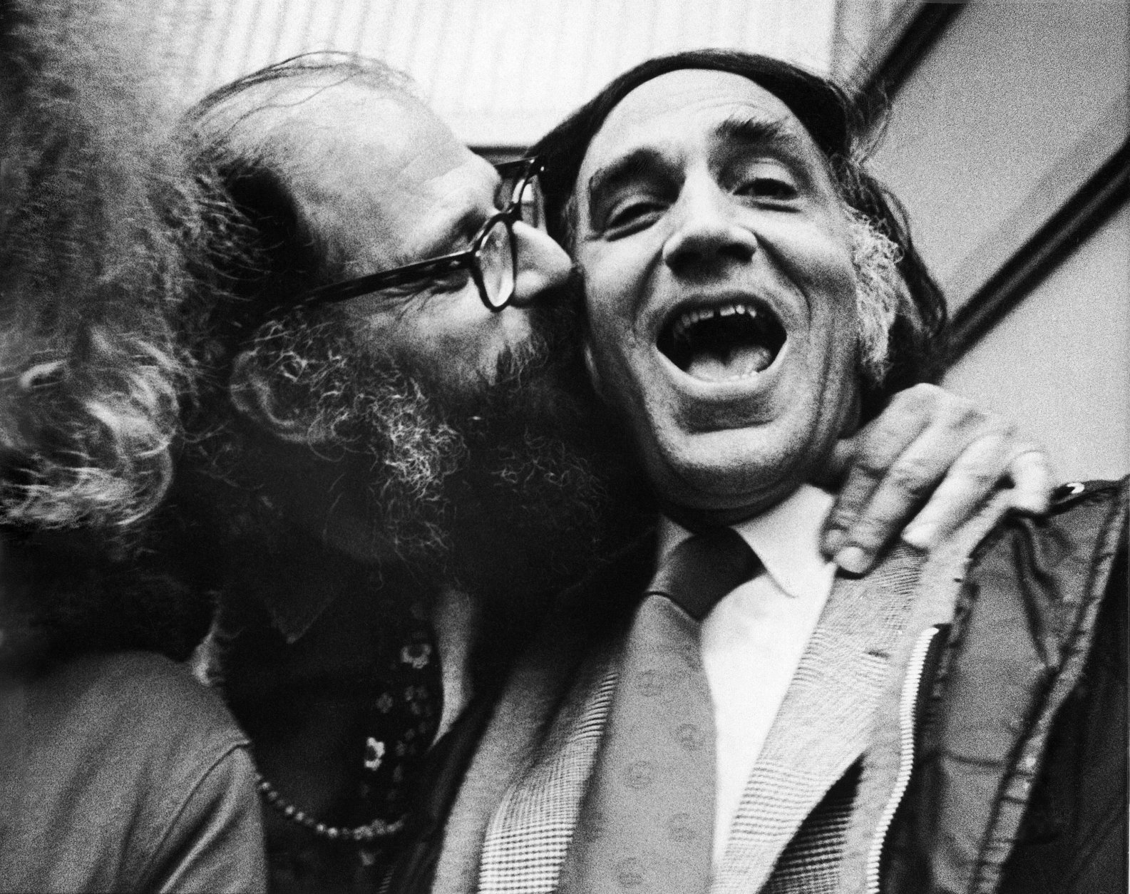 Allen Ginsberg, 44, beat generation poet, thanks lawyer William Kunstler in Detroit Jan. 15, 1971, for bringing him to the preliminary hearings of three White Panthers Party members accused of bombing a CIA building in Ann Arbor, Michigan. Kunstler hopes to qualify Ginsberg as an expert witness on youth. (AP Photo)