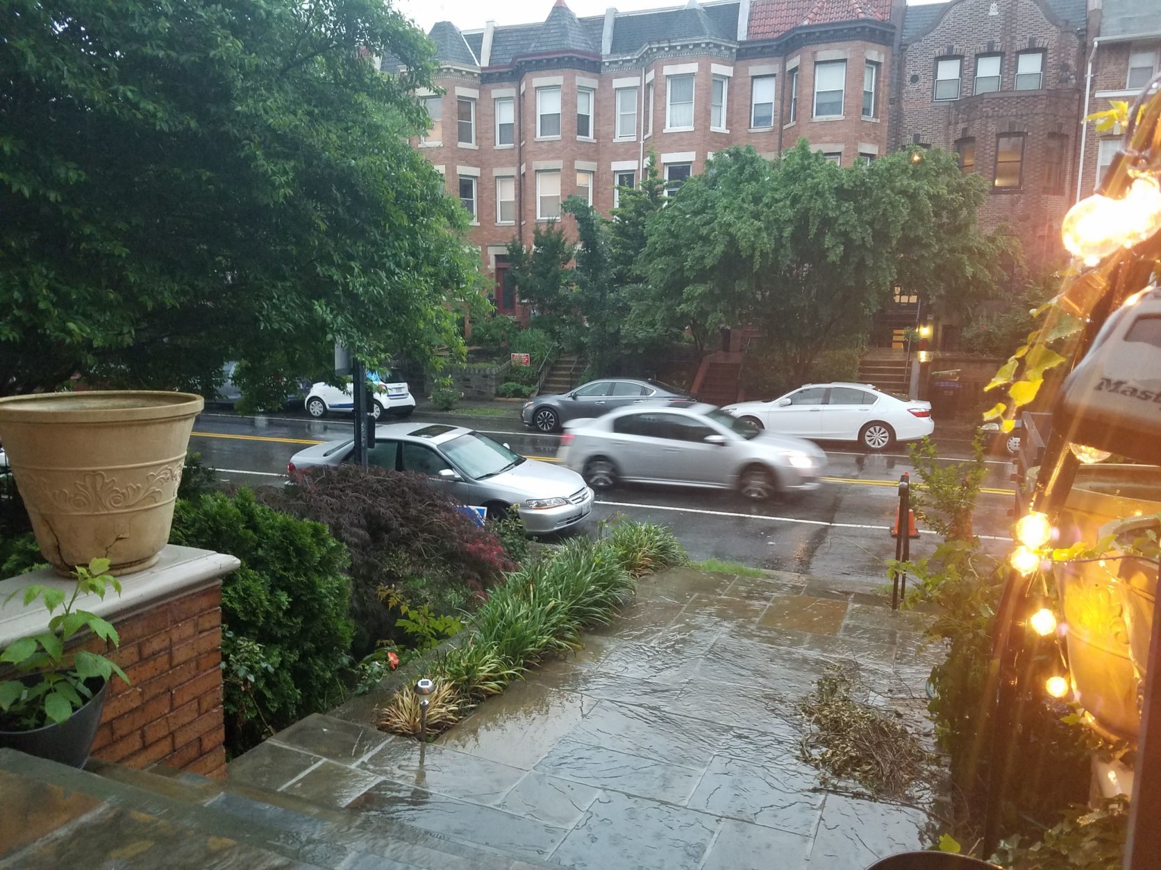 Rain comes down hard in D.C. Thursday evening. (WTOP/Will Vitka)
