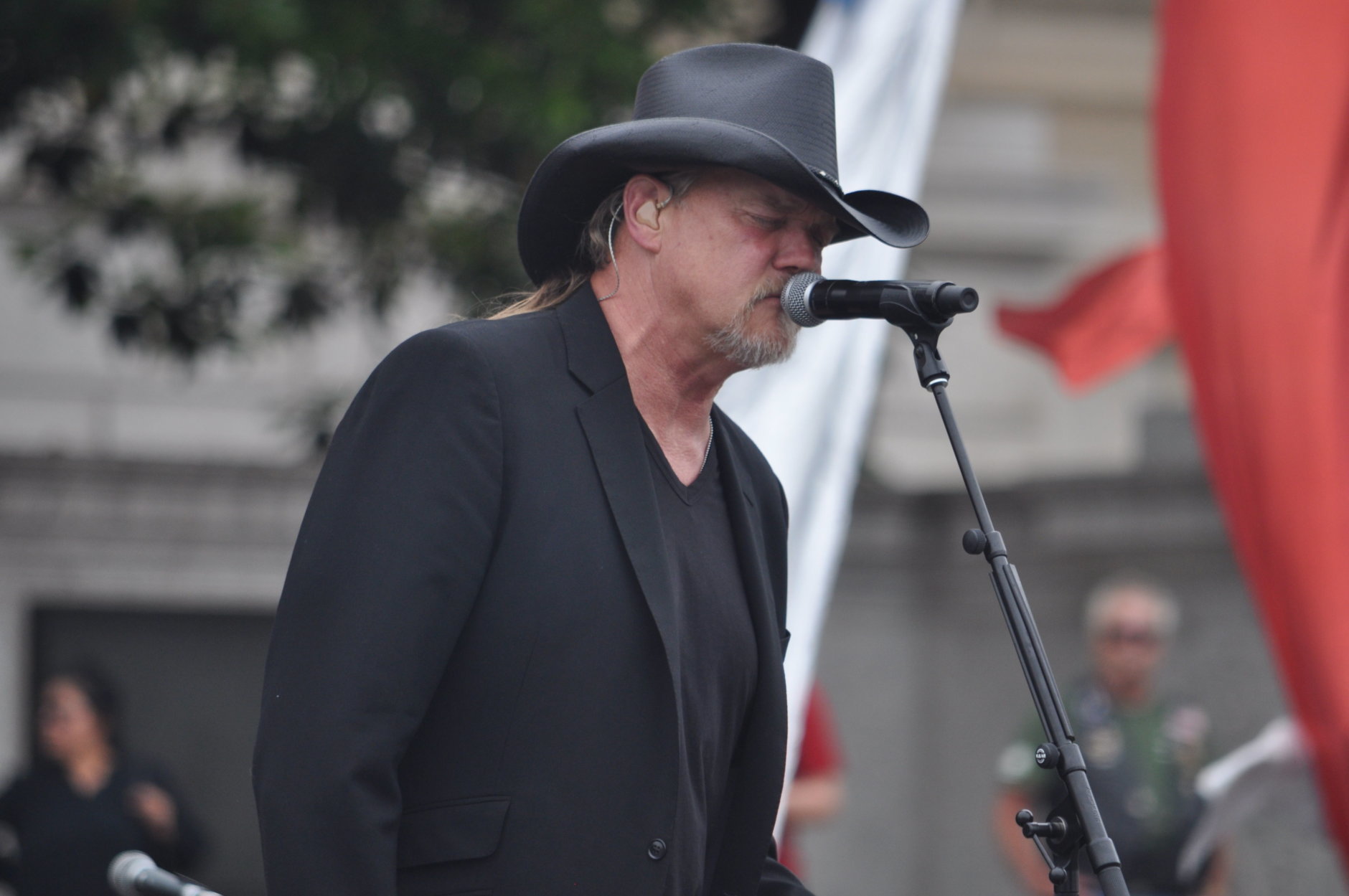 Country singer Trace Adkins is seen performing at the annual National Memorial Day Parade on Monday, May 28, 2018. (Monique Blyther/WTOP)