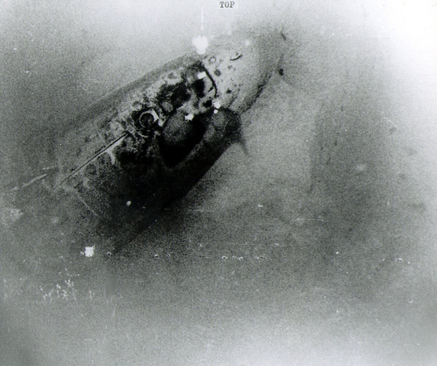 First photo of sunken "USS Scorpion" (SSN589) - The Department of Defense released this picture in Washington, in January 1969, and described it as a view of the top of the bow section, from the  vicinity of the sail (which has been torn off), at left,- to the  tip of the bow, at top cente, the torpedo room hatch is visible about half-way along the length of this hull section, with a lifeline track running after from it, of the submarin Scorpion resting on the botton of the Atlantic Ocean floor 10,000 feet deep, 400 miles southwest of the Azores. The department said the hull of the missing submarin was located and photographed in more than 10,000 feet of water last Oct. 29, 1968, by the researche ship Mizar. The Scorpion was reported missing on May 22, 1968. (AP-Photo/U.S. Navy-HO)   18. Mai 2000