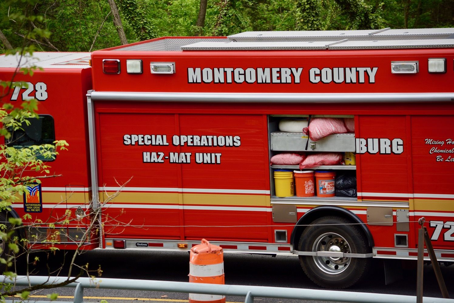 Cabin John Parkway is closed as hazmat crews work on cleaning the spill. (WTOP/Dave Dildine)