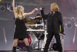 Taylor Swift, left, and Def Leppard's Joe Elliott  perform at the CMT Music Awards in Nashville, Tenn., Tuesday, June 16, 2009. (AP Photo/Mark Humphrey)