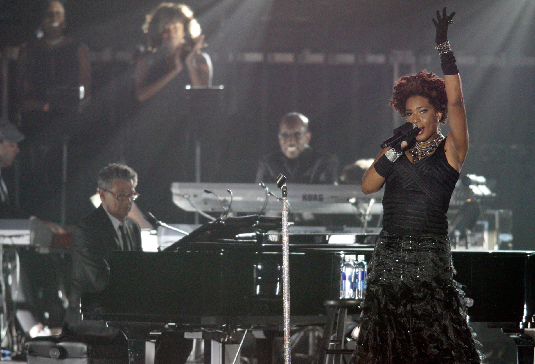 Macy Gray, right, performs during the Andre Agassi Foundation for Education's Grand Slam for Children benefit concert at Wynn Las Vegas hotel and casino, Saturday, Sept. 26, 2009 in Las Vegas. (AP Photo/Isaac Brekken)
