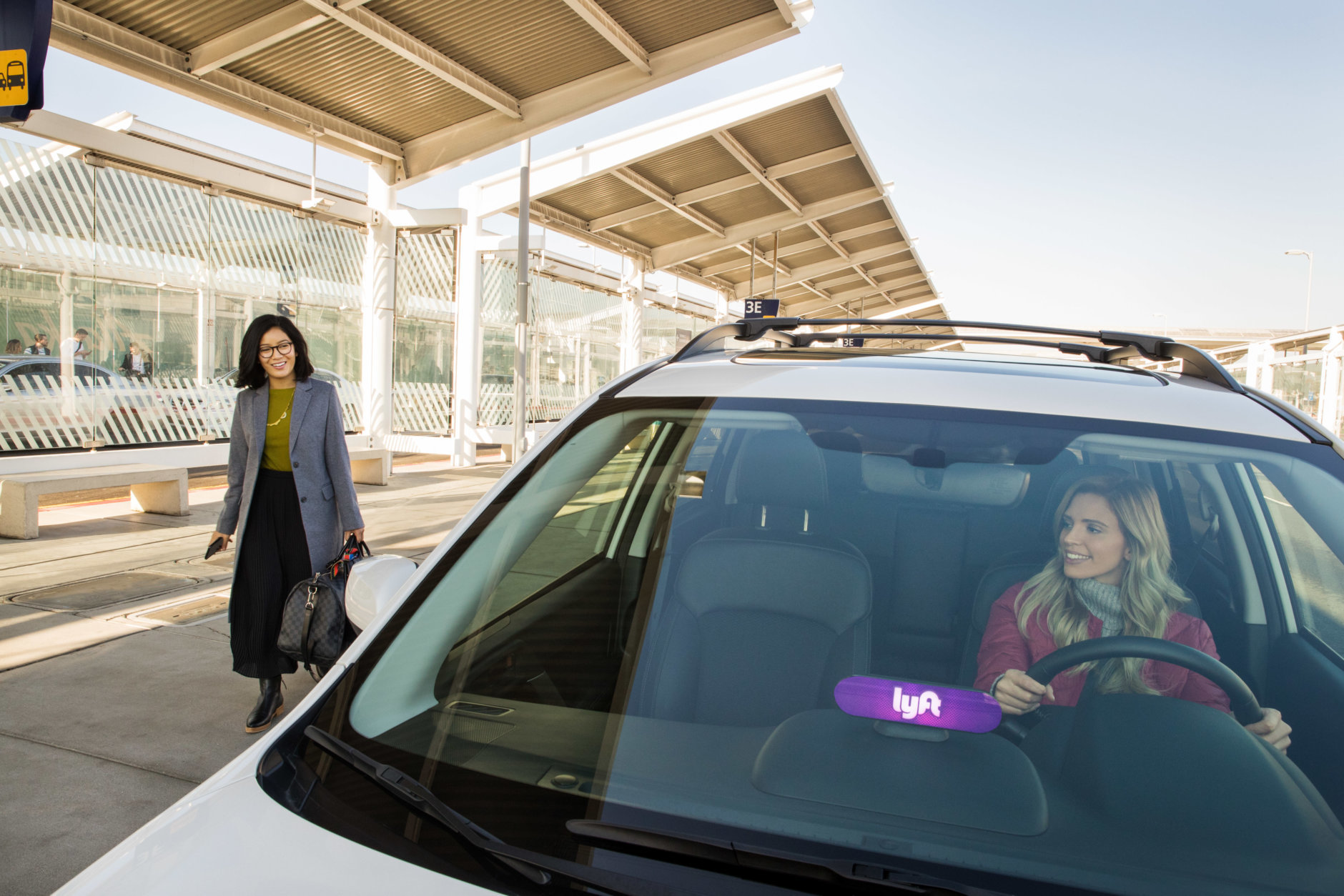 The back of the device also displays messages, updating drivers when new passengers are added to their queue, welcoming passengers by name, and providing support to deaf or hard-of-hearing passengers by enabling communication between the driver and the Lyft platform. (Courtesy Lyft)