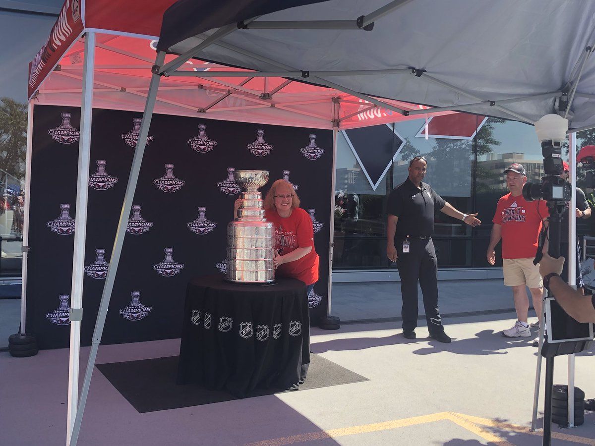 Despite the blazing sun, fans stood in line for hours for a photo opportunity with the cup. (WTOP/Melissa Howell)