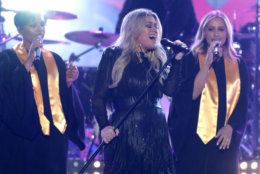 Kelly Clarkson performs "American Woman" at the CMT Music Awards at the Bridgestone Arena on Wednesday, June 6, 2018, in Nashville, Tenn. (AP Photo/Mark Humphrey)