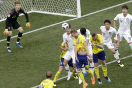 Sweden's Emil Krafth, centre right, and South Korea's Ki Sung-yueng, centre left, head the ball during the group F match between Sweden and South Korea at the 2018 soccer World Cup in the Nizhny Novgorod stadium in Nizhny Novgorod, Russia, Monday, June 18, 2018. (AP Photo/Michael Sohn)