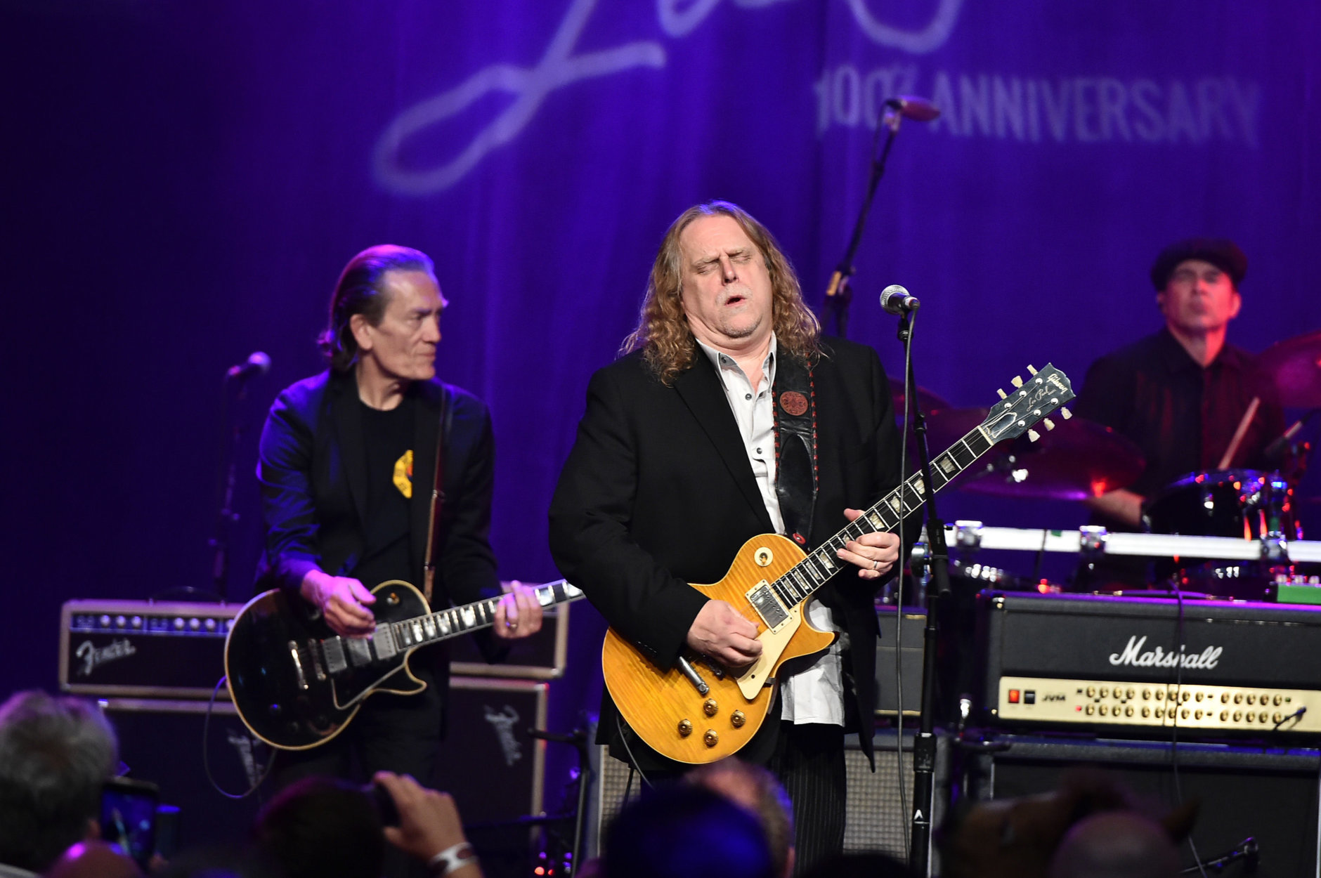 G.E. Smith and Warren Haynes perform on stage at the Les Paul 100th Anniversary Celebration on June 9, 2015 in New York City.  (Photo by Theo Wargo/Getty Images for Les Paul Foundation)