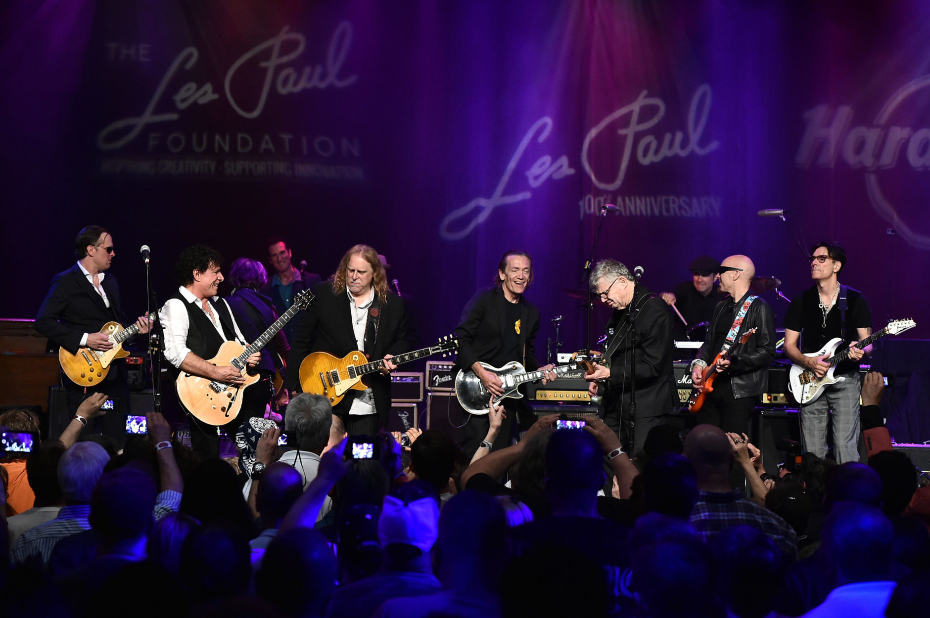 NEW YORK, NY - JUNE 09:  Jon Bonamasso, Neal Schon, Warren Haynes, G E Smith, Steve Miller, Joe Satriani and Steve Vai perform on stage at the Les Paul 100th Anniversary Celebration on June 9, 2015 in New York City.  (Photo by Theo Wargo/Getty Images for Les Paul Foundation)