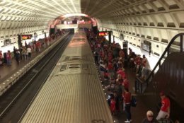 Platforms at the Smithsonian Metro station are crowded but manageable on Tuesday, June 12, 2018. (WTOP/Dave Dildine)