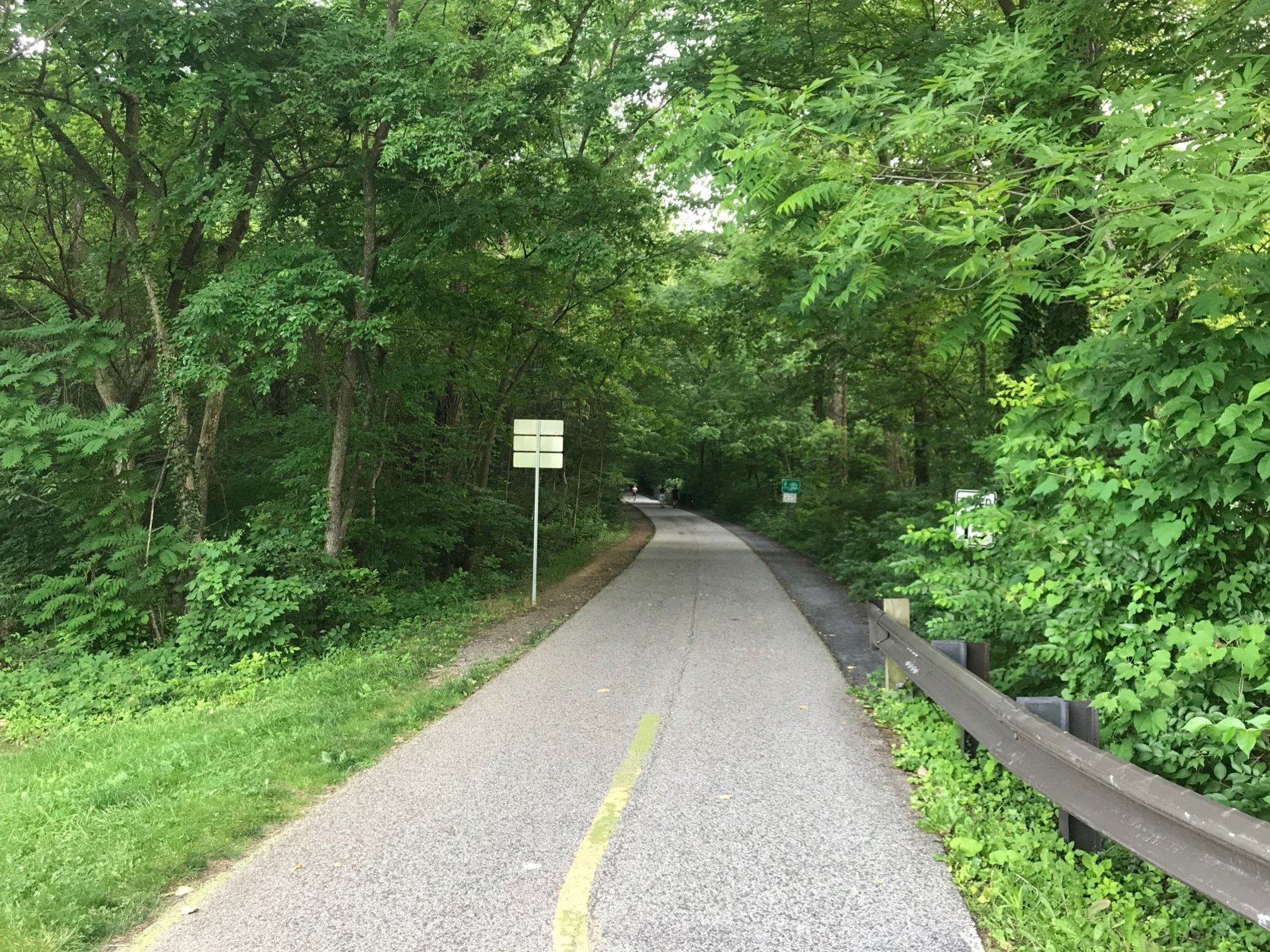 Montgomery County is developing plans aimed at boosting safety on the Capital Crescent Trail  where it crosses Little Falls Parkway in Bethesda. (WTOP/Dick Uliano)