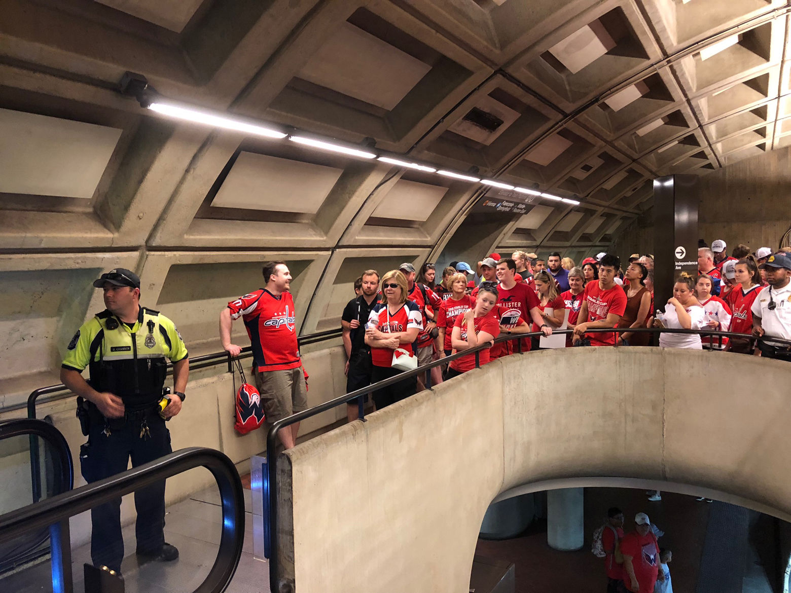The crowds required metro to limit the number of people on platforms at Smithsonian, but it was manageable a little after 1 p.m. (WTOP/Dave Dildine)