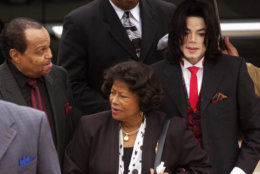 Michael Jackson (R) arrives with his father, Joe Jackson (L) and mother, Katherine Jackson (C), at the Santa Barbara County Courthouse for proceedings in his child molestation trial May 27, 2005 in Santa Maria, California. (AP Photo/Aaron Lambert,Pool)