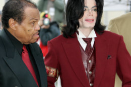 Michael Jackson (R) and father Joe Jackson (L) arrive at the Santa Barbara County courthouse April 27, 2005, in Santa Maria, California for Michael Jackson's child molestation trial.  (AP Photo/Michael Mariant)