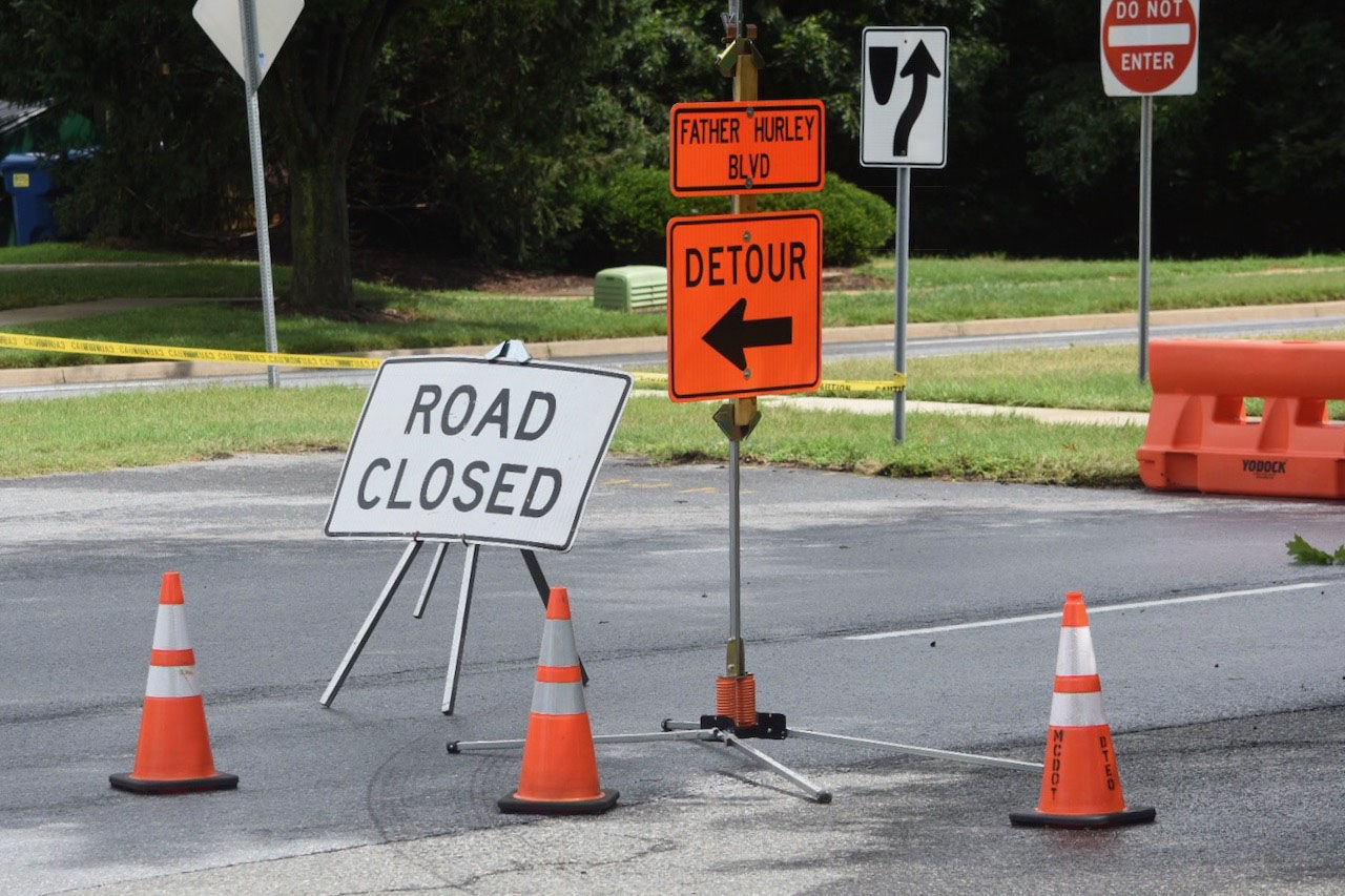 The sinkhole has caused traffic headaches for some drivers in Germantown, Maryland. (WTOP/Dave Dildine)