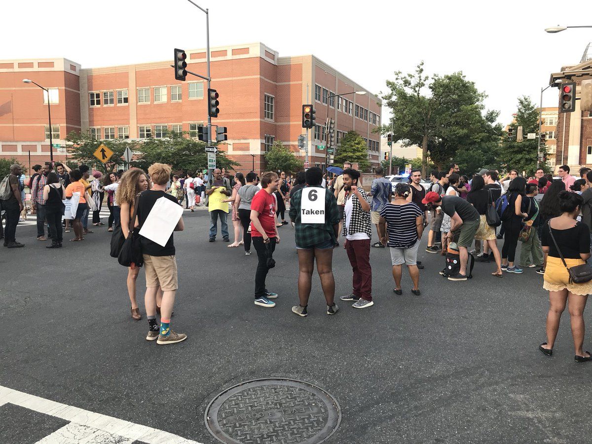The crowd began to disperse just before 5 p.m. (WTOP/Michelle Basch)