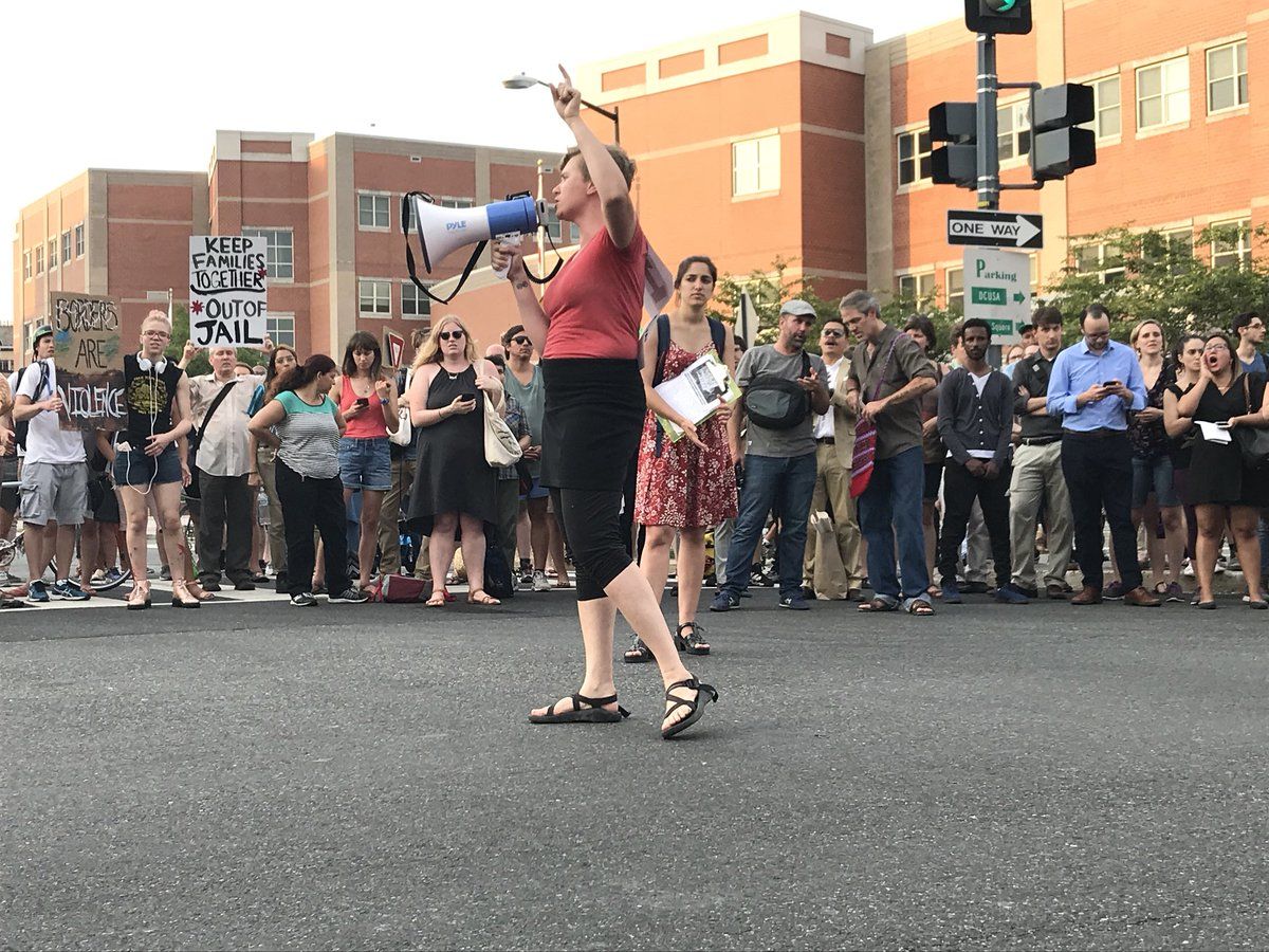 Anti-ICE protesters blocked traffic between 16th Street and Irving Street. (WTOP/Michelle Basch)