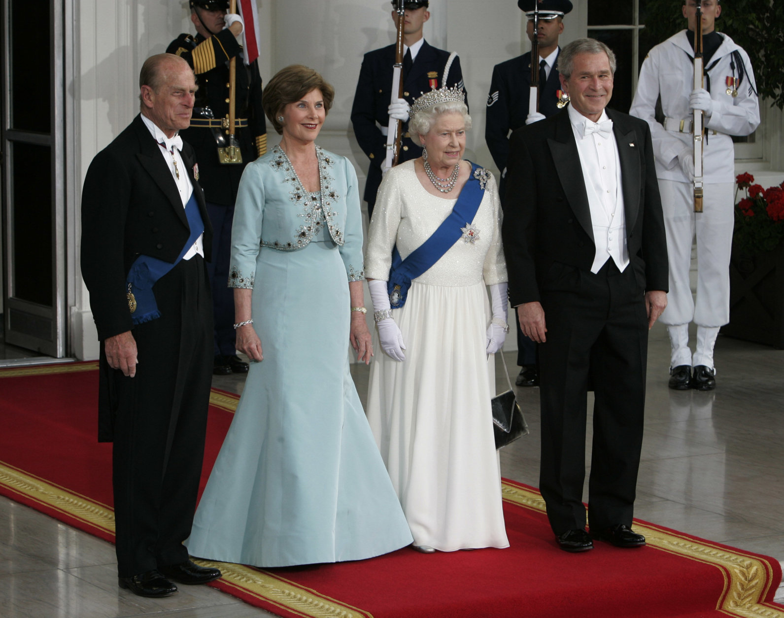 President Bush and first lady Laura Bush greet Queen Elizabeth II and  Prince Philip, Monday, May 7, 2007, as they arrive for dinner at the White House in Washington.  (AP Photo/Ron Edmonds)