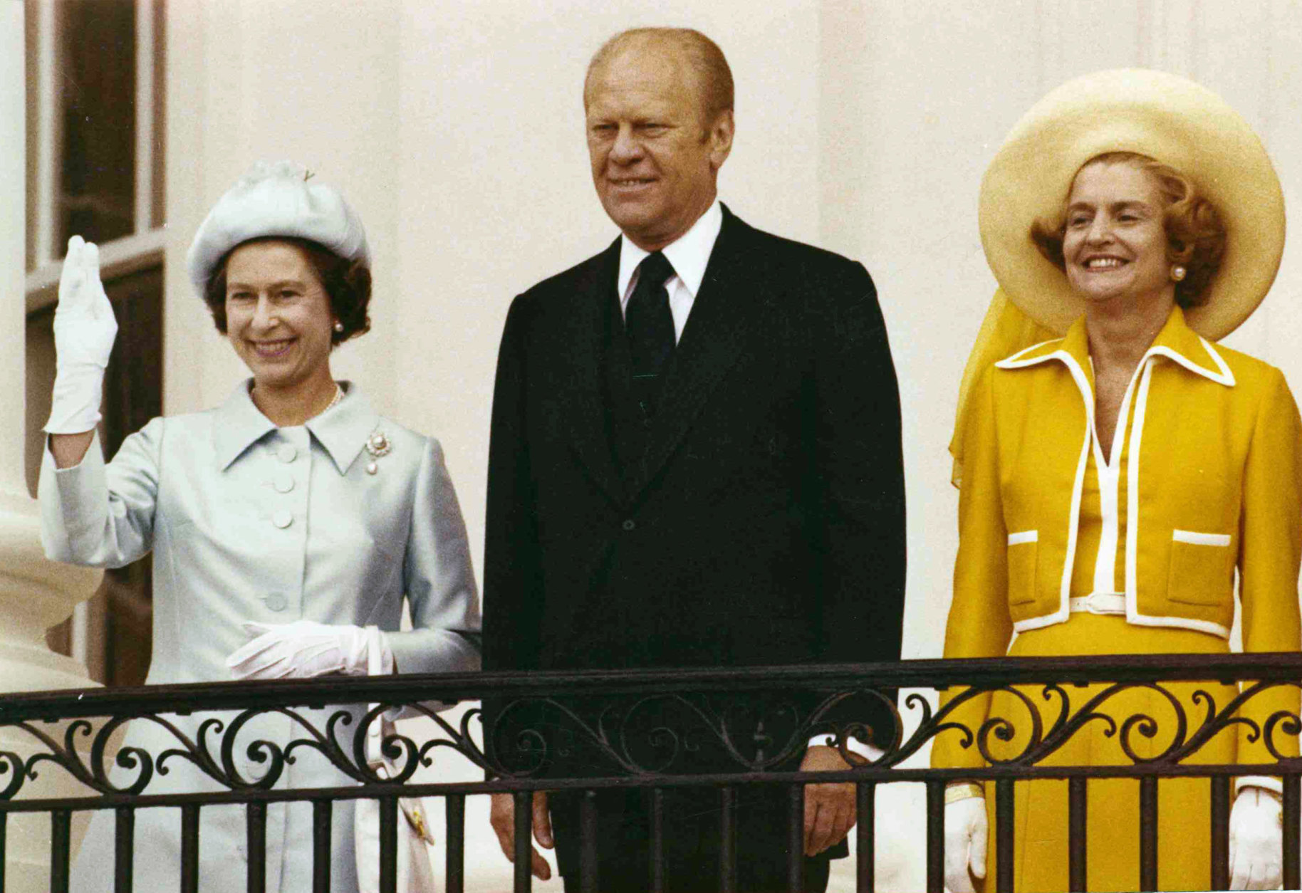 Britain's Queen Elizabeth II, left, waves from the balcony of the White House, in Washington, on July 7, 1976, as she stands with Preisdent Gerald Ford and his wife Betty. (AP Photo/Staff/Green)