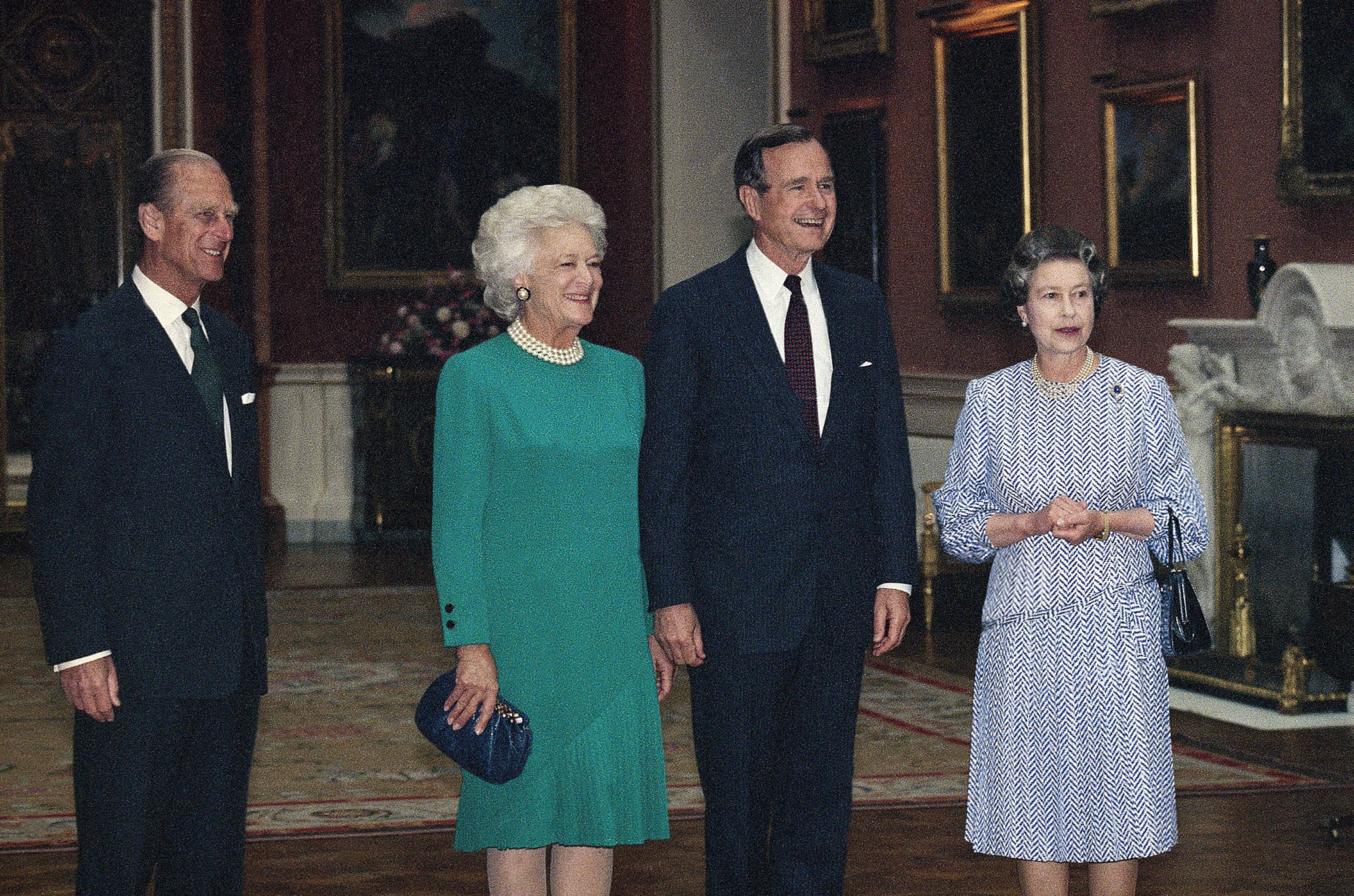 President and Mrs. Bush pose with Queen Elizabeth and Prince Philip, far left, Thursday, June 1, 1989 in London at Buckingham palace where the queen hosted a lunch for the first family. (AP Photo/Doug Mills)