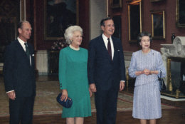 President and Mrs. Bush pose with Queen Elizabeth and Prince Philip, far left, Thursday, June 1, 1989 in London at Buckingham palace where the queen hosted a lunch for the first family. (AP Photo/Doug Mills)