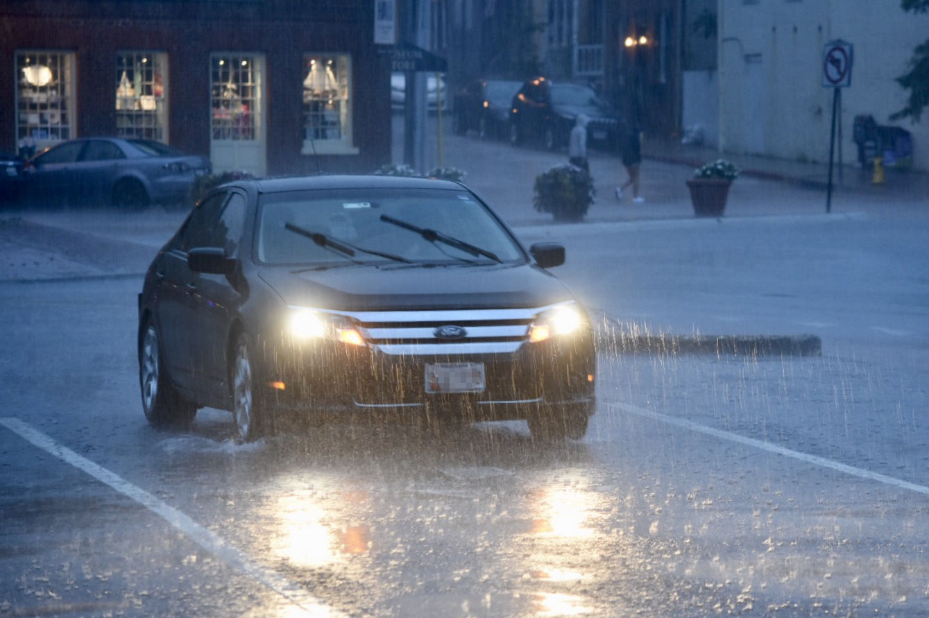 A car drives through the pouring rain on Sunday, July 22, 2018, in Annapolis, Maryland. (WTOP/Dave Dildine)
