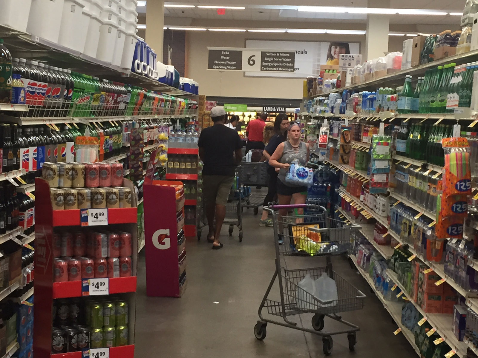 Peole in D.C. stocking up on bottled water in the wake of a boil advisory. (WTOP/John Domen)