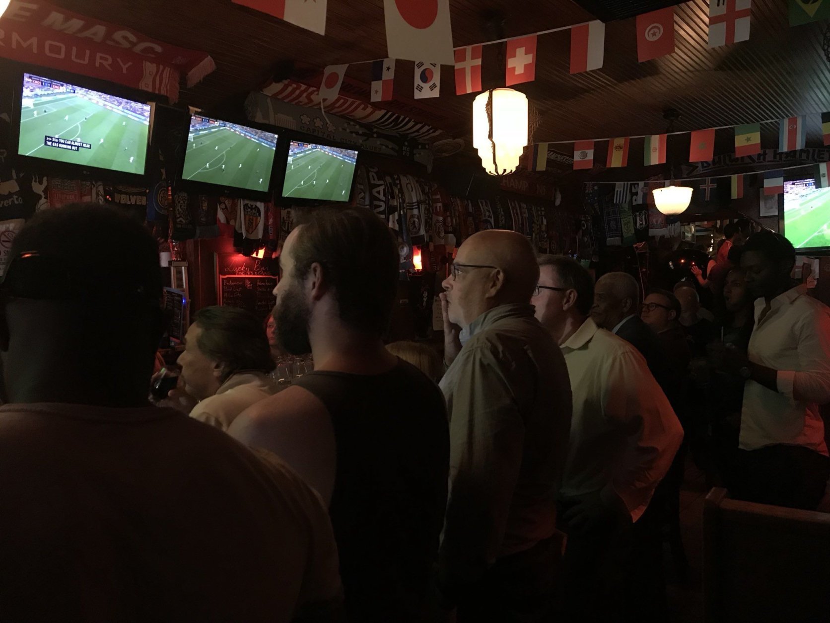 The mood is anxious in Lucky Bar with 10 minutes left in the match. (WTOP/Michelle Basch)