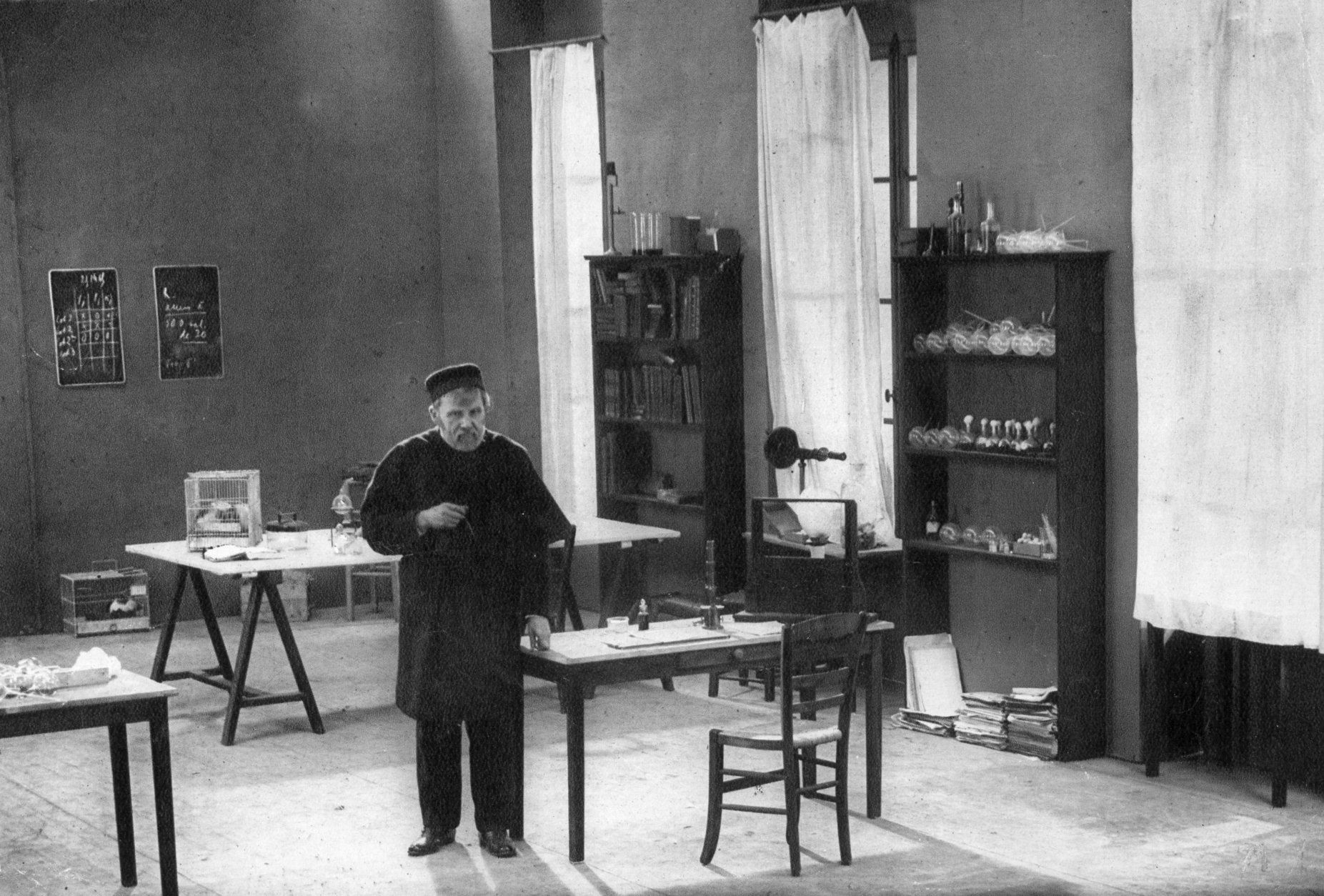 circa 1880:  French chemist Dr Louis Pasteur (1822 - 1895), the father of modern bacteriology,  pursues his studies in his laboratory at the Ecole Normale in Paris.  (Photo by Hulton Archive/Getty Images)