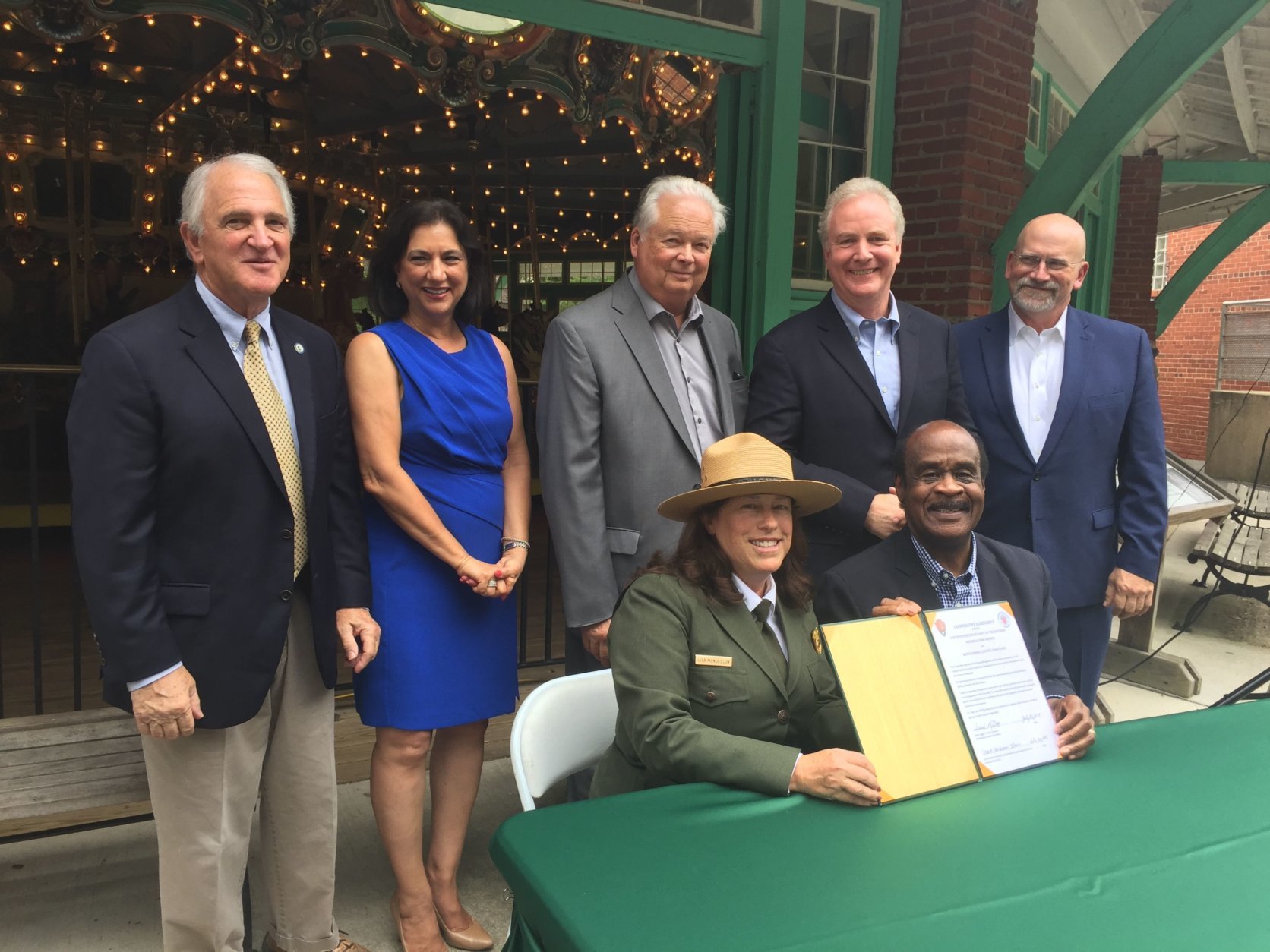 Signing the new 10-year agreement are National Park Service National Capital Regional Director Lisa Mendelson-Ielmini and Montgomery County Executive Ike Leggett. (WTOP/Kristi King)
