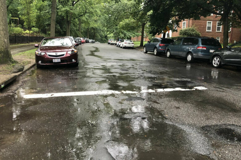 Rain falls on 39th Street NW in Northwest D.C. (WTOP/Patrick Roth)