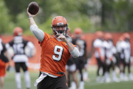 Cleveland Browns quarterback Drew Stanton throws during practice at the NFL football team's training camp facility, Wednesday, June 13, 2018, in Berea, Ohio. (AP Photo/Tony Dejak)