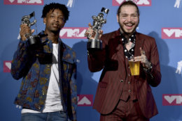 21 Savage, left, and Post Malone pose with their award for song of the year for "Rockstar" in the press room at the MTV Video Music Awards at Radio City Music Hall on Monday, Aug. 20, 2018, in New York. (Photo by Evan Agostini/Invision/AP)