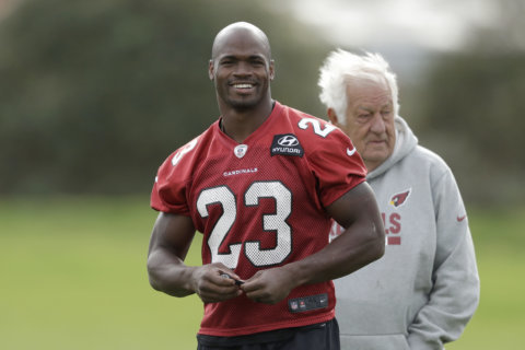 Redskins sign deal with running back Adrian Peterson