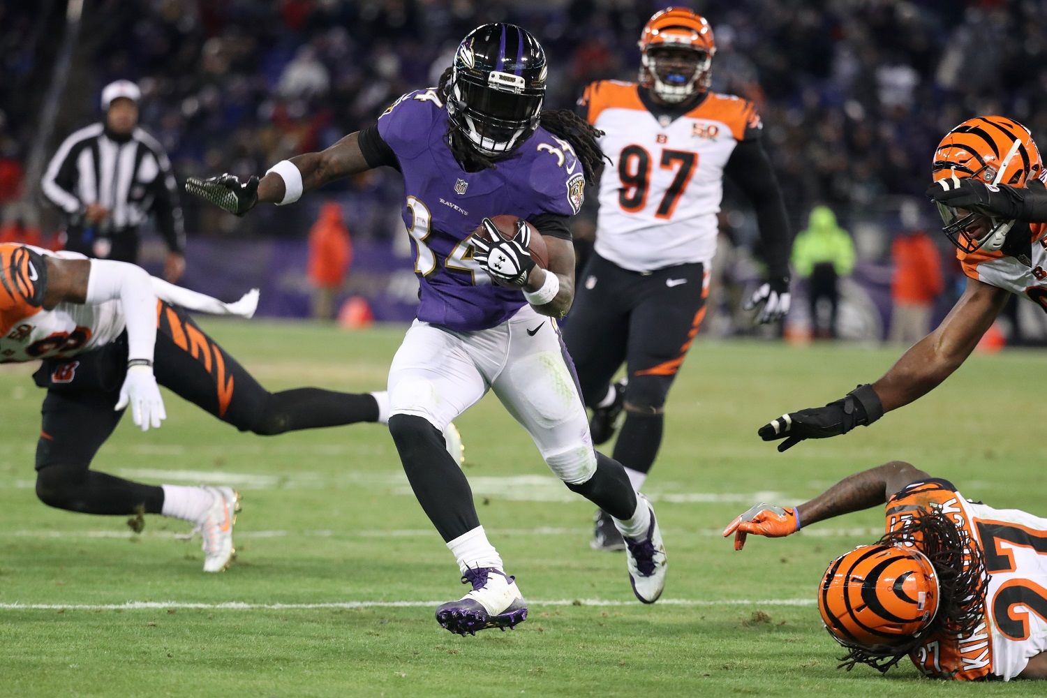 BALTIMORE, MD - DECEMBER 31: Running back Alex Collins #34 of the Baltimore Ravens rushes for a touchdown in the third quarter against the Cincinnati Bengals at M&amp;T Bank Stadium on December 31, 2017 in Baltimore, Maryland. (Photo by Rob Carr/Getty Images)