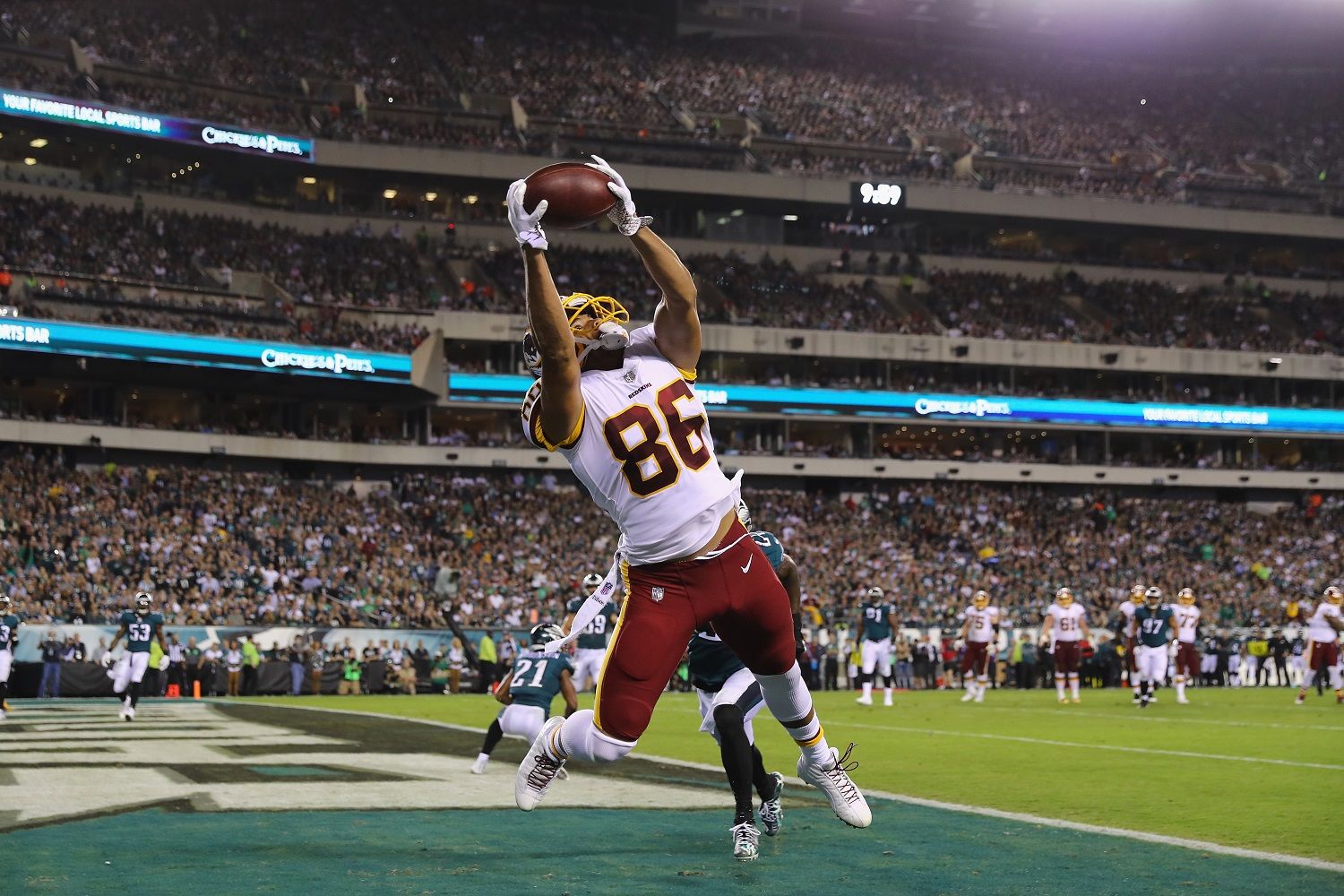 PHILADELPHIA, PA - OCTOBER 23:  Jordan Reed #86 of the Washington Redskins scores a touchdown that is called back during the second quarter of the game against the Philadelphia Eagles at Lincoln Financial Field on October 23, 2017 in Philadelphia, Pennsylvania.  (Photo by Elsa/Getty Images)
