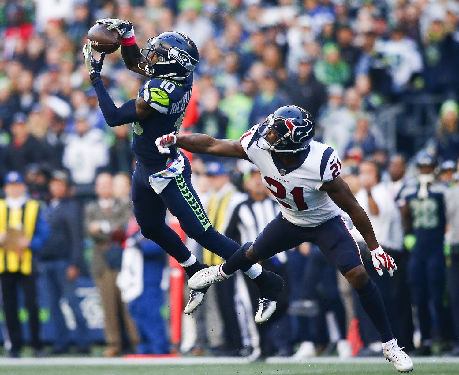 SEATTLE, WA - OCTOBER 29:  Wide receiver Paul Richardson #10 of the Seattle Seahawks makes a 48 yard catch against safety Marcus Gilchrist #21 of the Houston Texans during the fourth quarter of the game at CenturyLink Field on October 29, 2017 in Seattle, Washington. The Seattle Seahawks beat the Houston Texans 41-38. (Photo by Jonathan Ferrey/Getty Images)