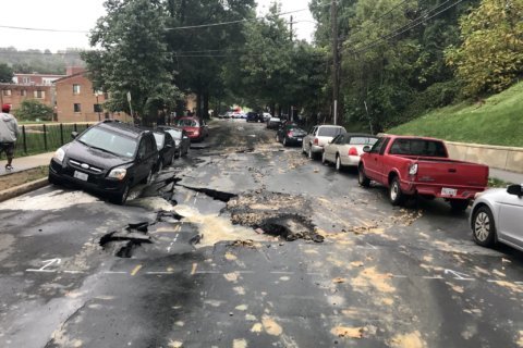Sinkhole threatens to consume cars in Southeast DC