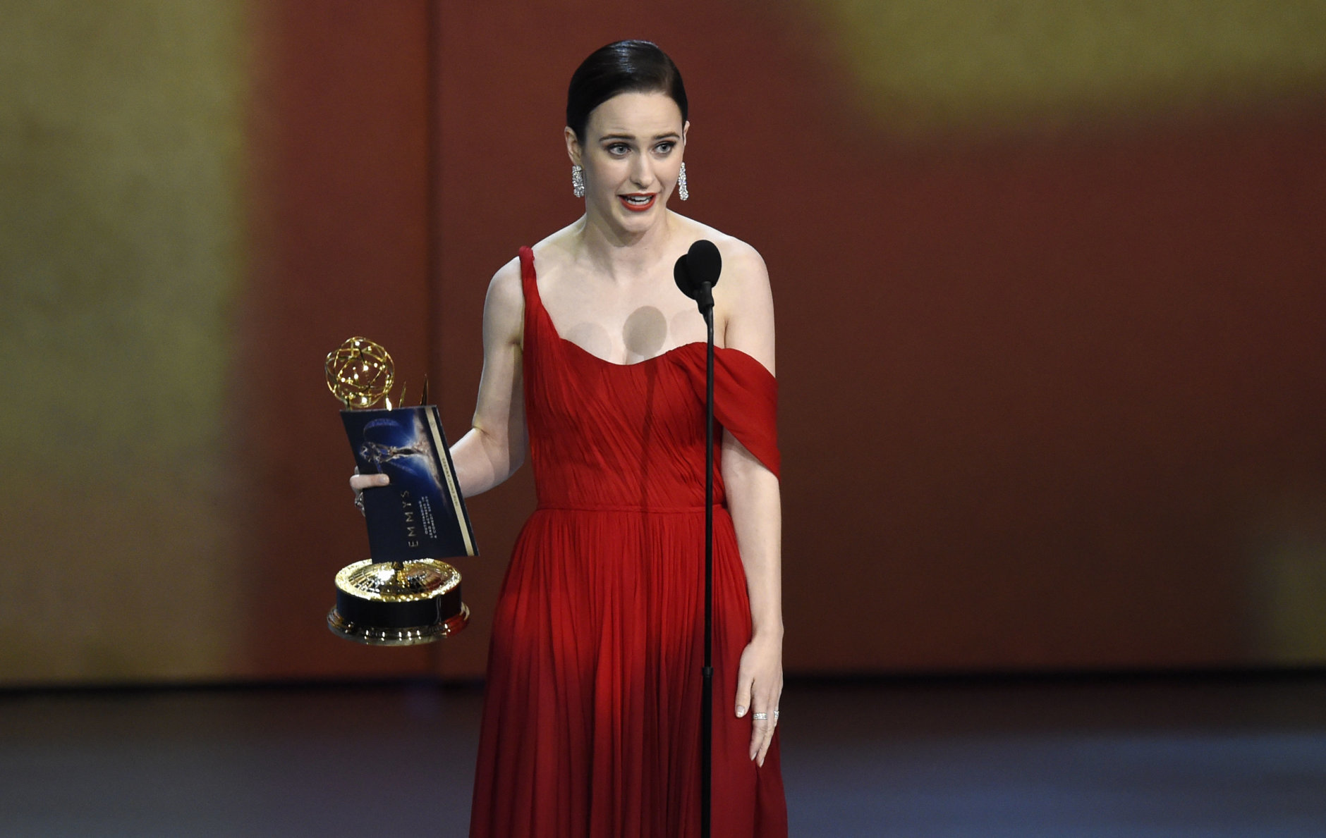 Rachel Brosnahan accepts the award for outstanding lead actress in a comedy series for "The Marvelous Mrs. Maisel" at the 70th Primetime Emmy Awards on Monday, Sept. 17, 2018, at the Microsoft Theater in Los Angeles. (Photo by Chris Pizzello/Invision/AP)
