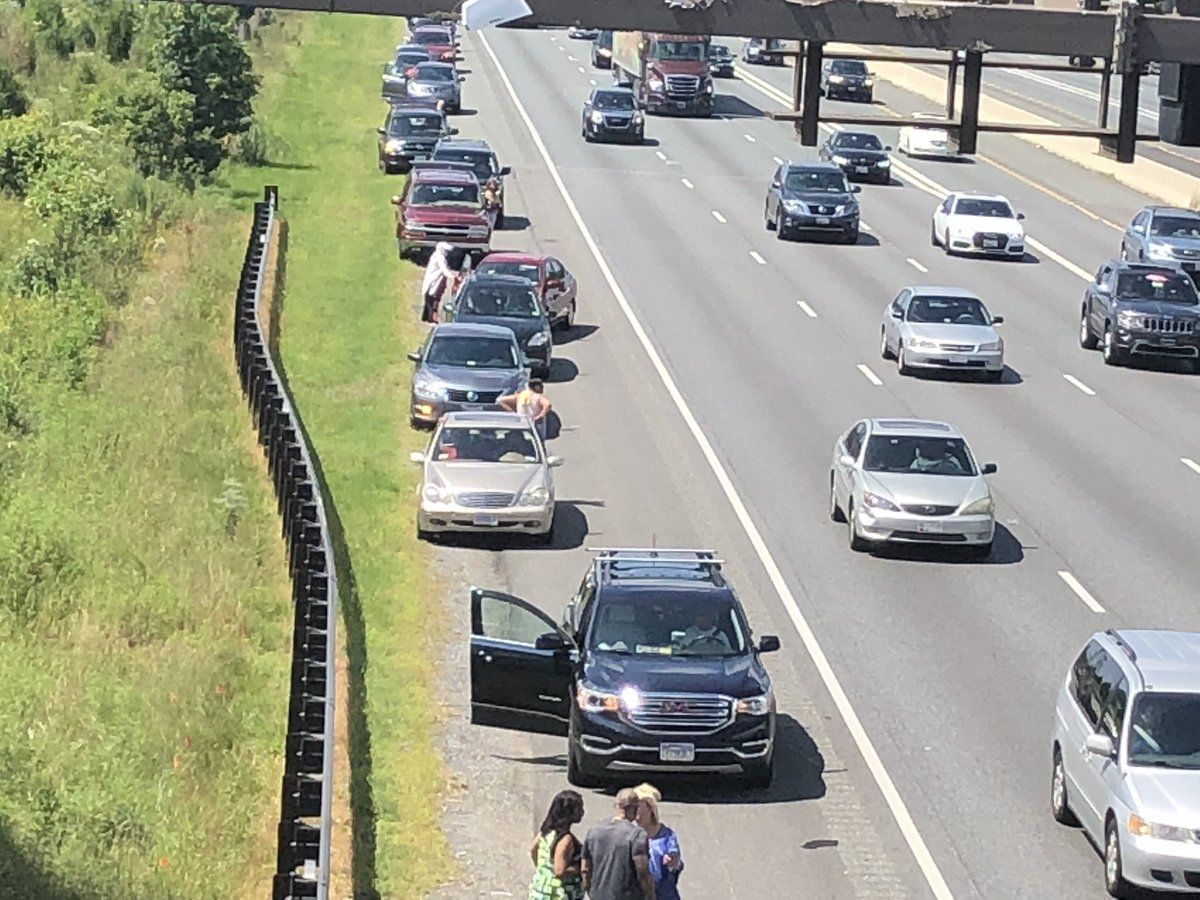 Drivers are pulling over to pay their respects to McCain's motorcade on US 50. (WTOP/Melissa Howell)