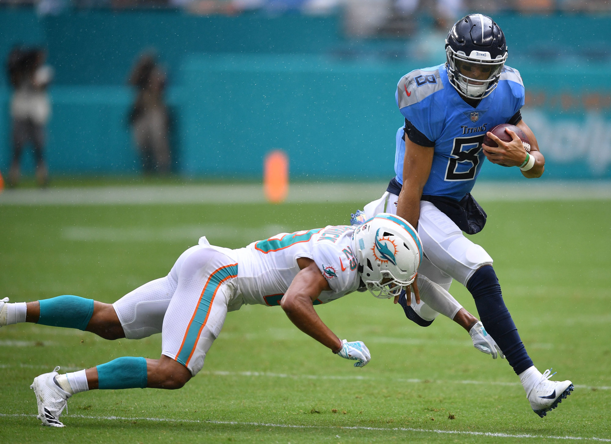 MIAMI, FL - SEPTEMBER 09: Marcus Mariota #8 of the Tennessee Titans runs with the ball in the first quarter against the Miami Dolphins at Hard Rock Stadium on September 9, 2018 in Miami, Florida. (Photo by Mark Brown/Getty Images)