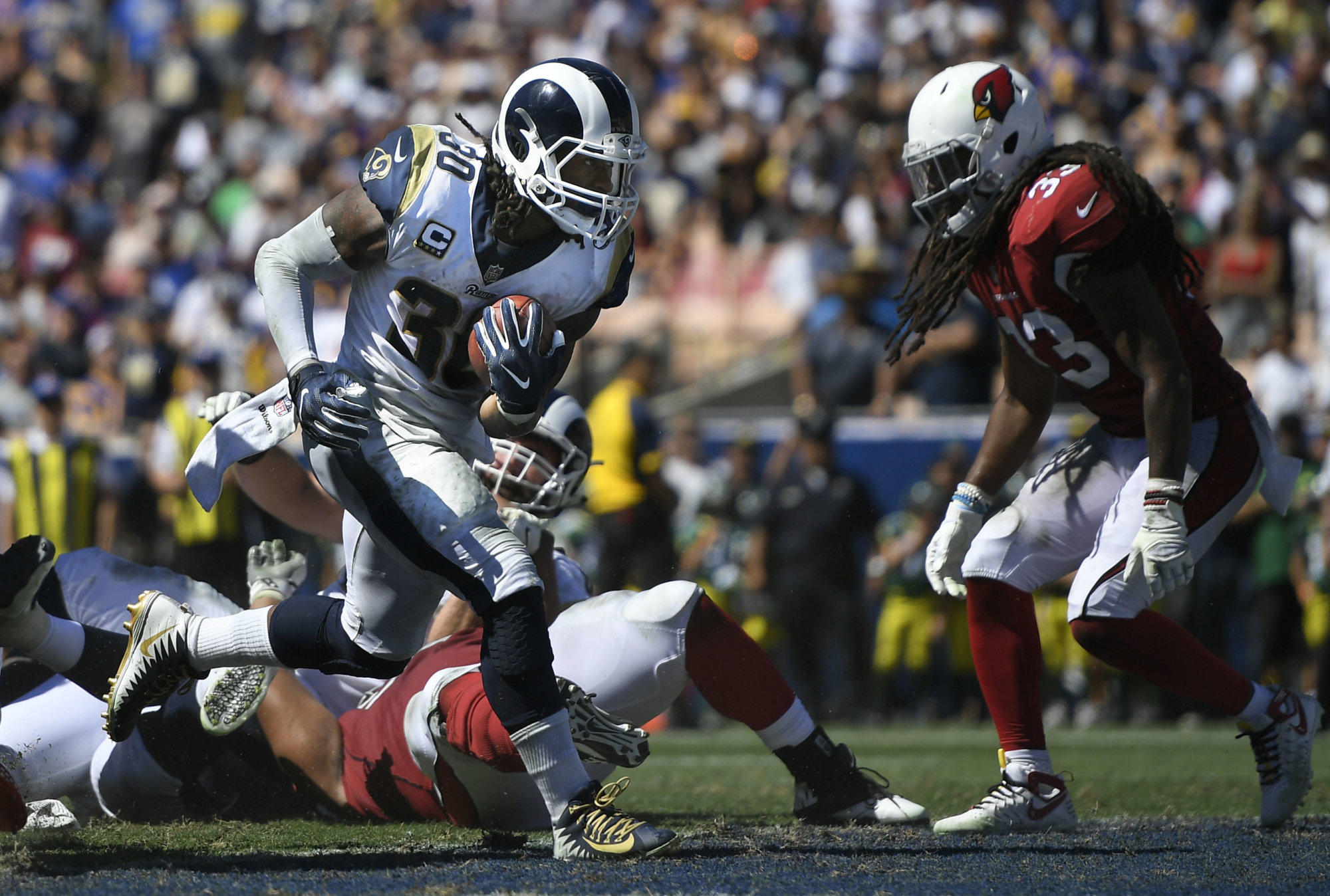 LOS ANGELES, CA - SEPTEMBER 16: Todd Gurley #30 of the Los Angeles Rams scores a touchdown in the second quarter against the Arizona Cardinals at Los Angeles Memorial Coliseum on September 16, 2018 in Los Angeles, California. (Photo by John McCoy/Getty Images)