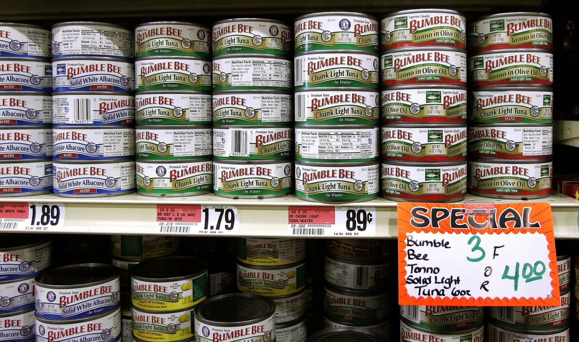 DES PLAINES, IL - JANUARY 27:  Cans of tuna fish are displayed in a grocery store January 27, 2006 in Des Plaines, Illinois. New data released by the Food and Drug Administration this week shows that 6 percent of canned light tuna samples contained high levels of mercury, which can cause learning disabilities in children and neurological problems in adults. The study, conducted between 2001 and 2005, found high mercury levels in Chilean sea bass as well.  (Photo by Tim Boyle/Getty Images)