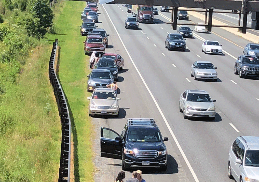 Cars line up on US 50 waiting for Sen. John McCain's funeral procession as it travels to the US Naval Academy in Annapolis. (WTOP/Melissa Howell) 