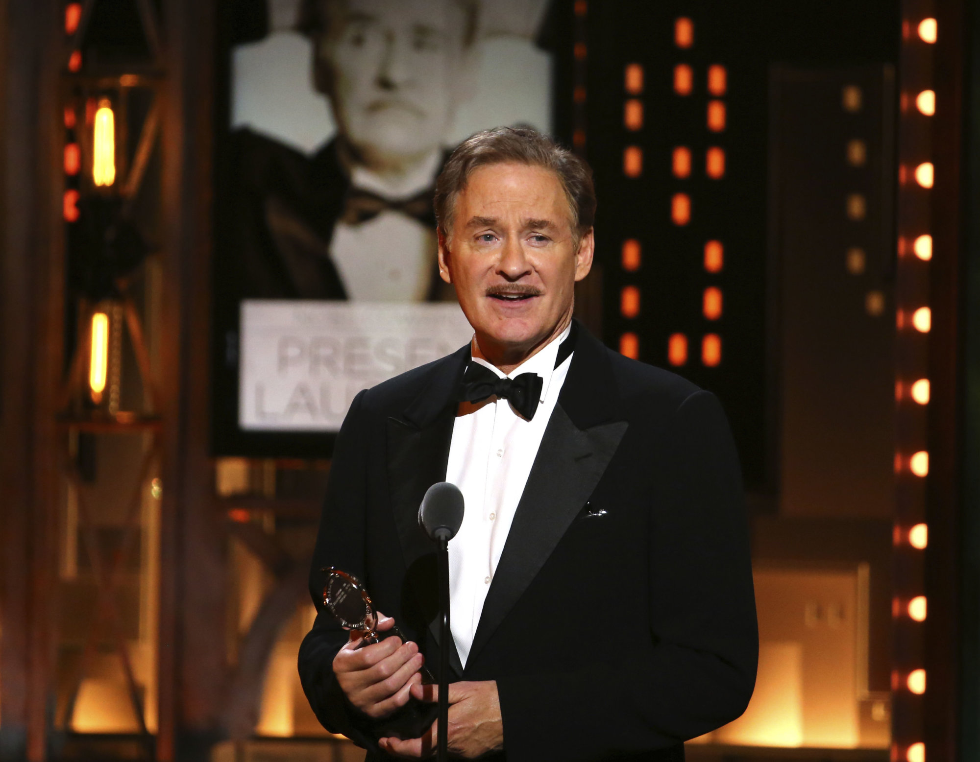 Kevin Kline accepts the award for best performance by an actor in a leading role in a play for "Present Laughter" at the 71st annual Tony Awards on Sunday, June 11, 2017, in New York. (Photo by Michael Zorn/Invision/AP)