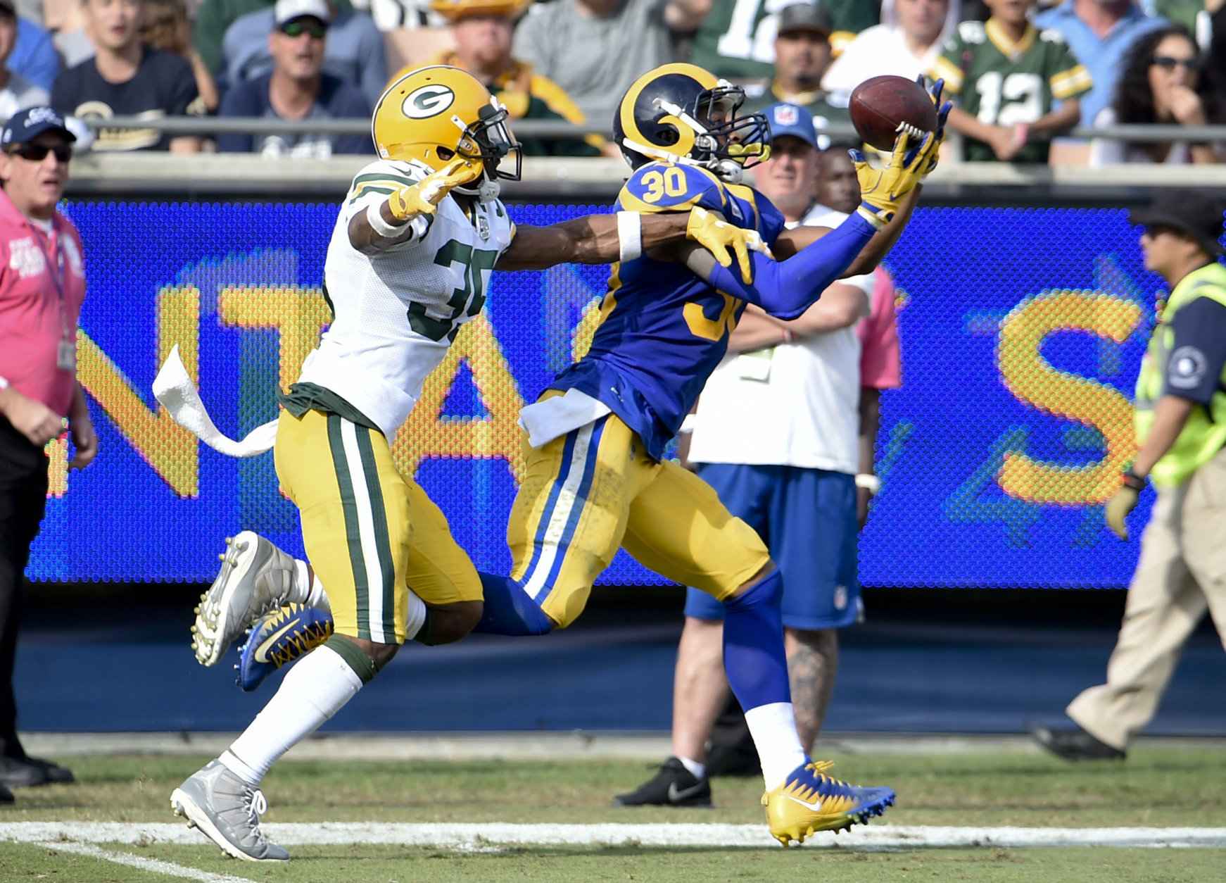 Los Angeles Rams running back Todd Gurley, right, makes a catch as Green Bay Packers defensive back Jermaine Whitehead defends during the first half of an NFL football game, Sunday, Oct. 28, 2018, in Los Angeles. (AP Photo/Denis Poroy)