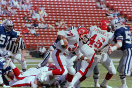 New Jersey Generals' Herschel Walker runs a nine-yard gain for a first down during the USFL game against the Los Angeles Express, in Los Angeles, March 6, 1982. Los Angeles defeated the Generals, 20-15. (AP Photo/Reed Saxon)